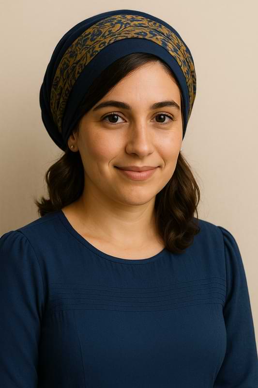 דתיה לאומית עם כיסויי ראש מעוצב